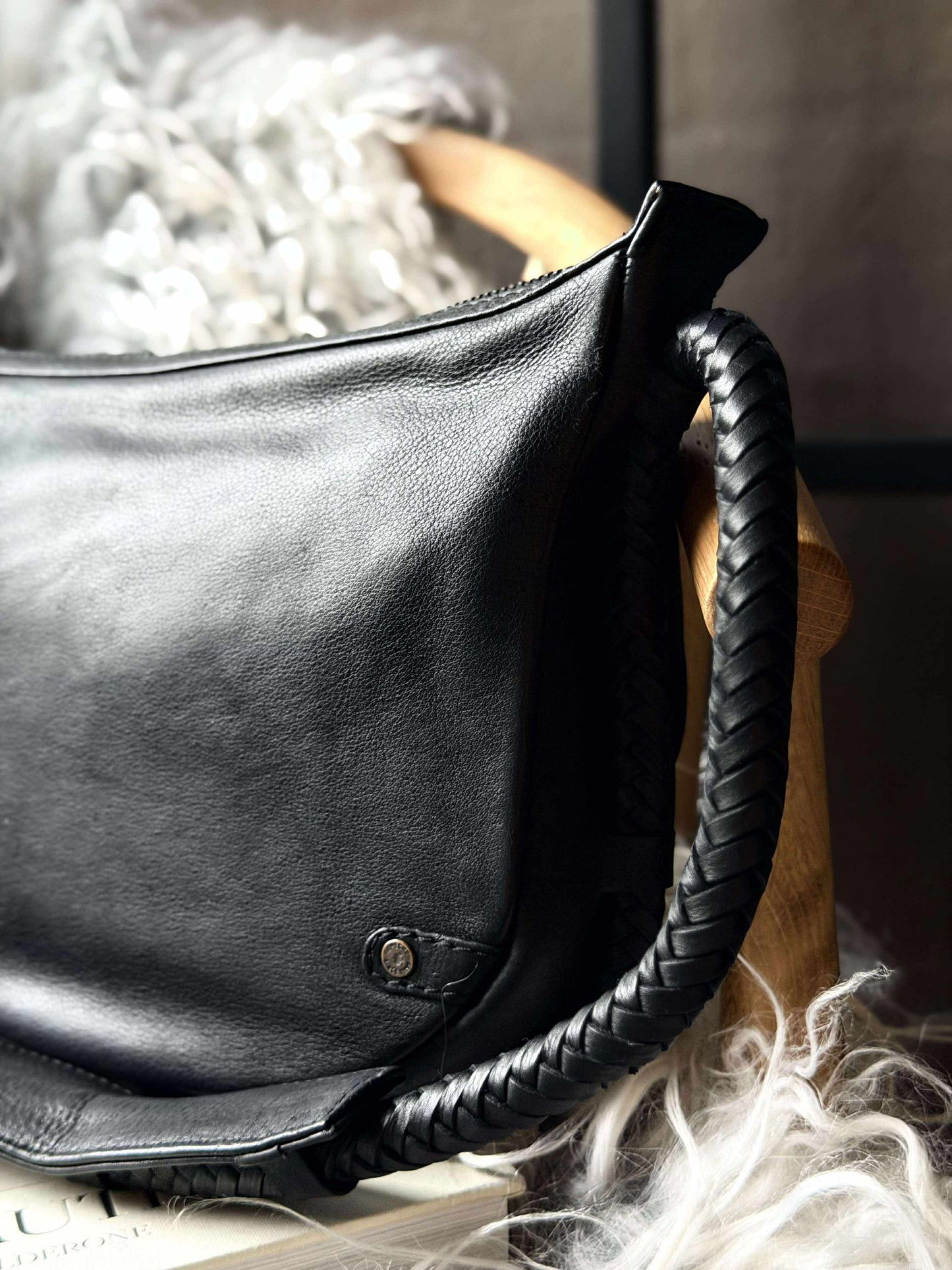 Håndtaske med smuk fletrem - Black