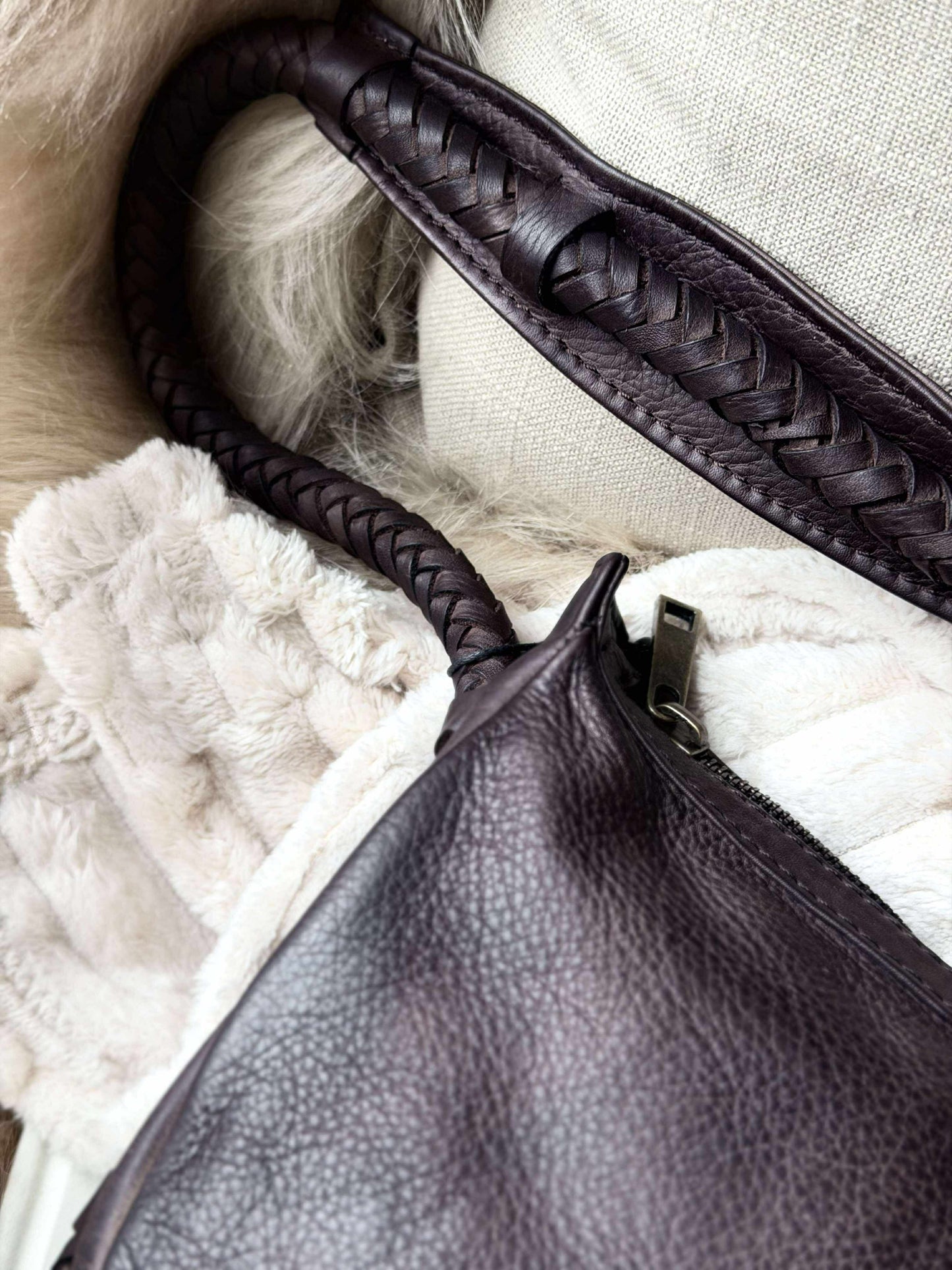 Håndtaske med smuk fletrem - Brown