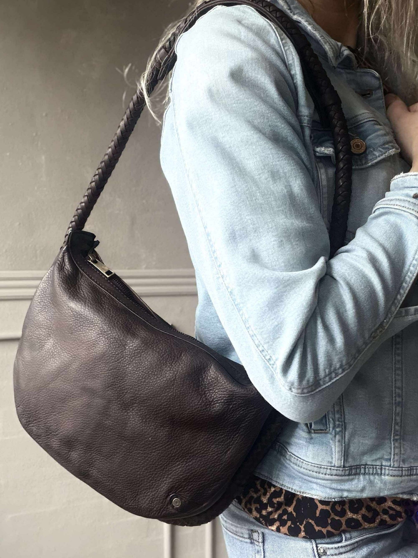 Håndtaske med smuk fletrem - Brown