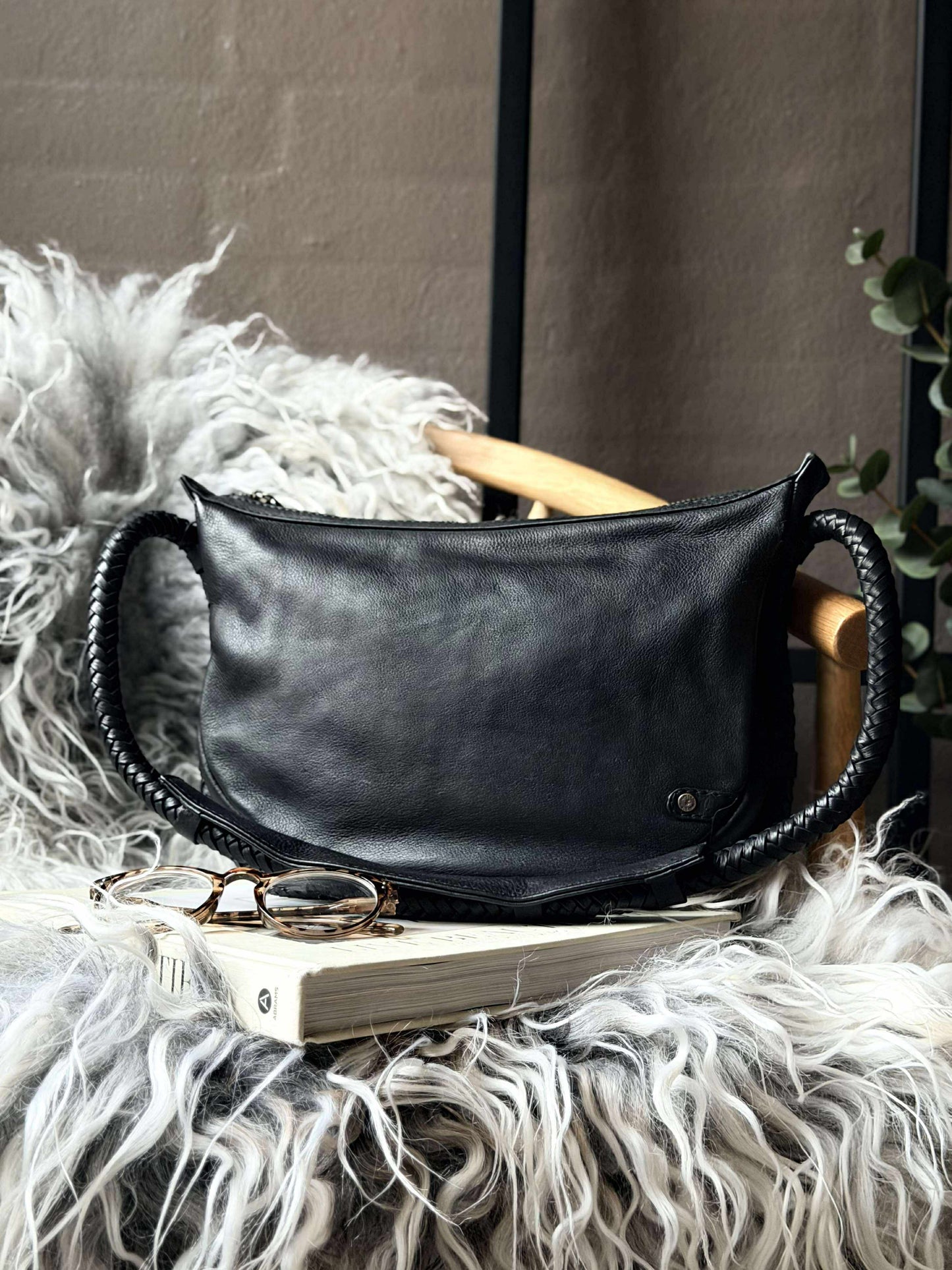 Håndtaske med smuk fletrem - Black