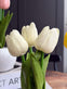 Tulipaner med lys i hvid farve