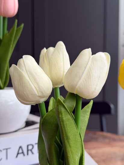Tulipaner med lys i hvid farve