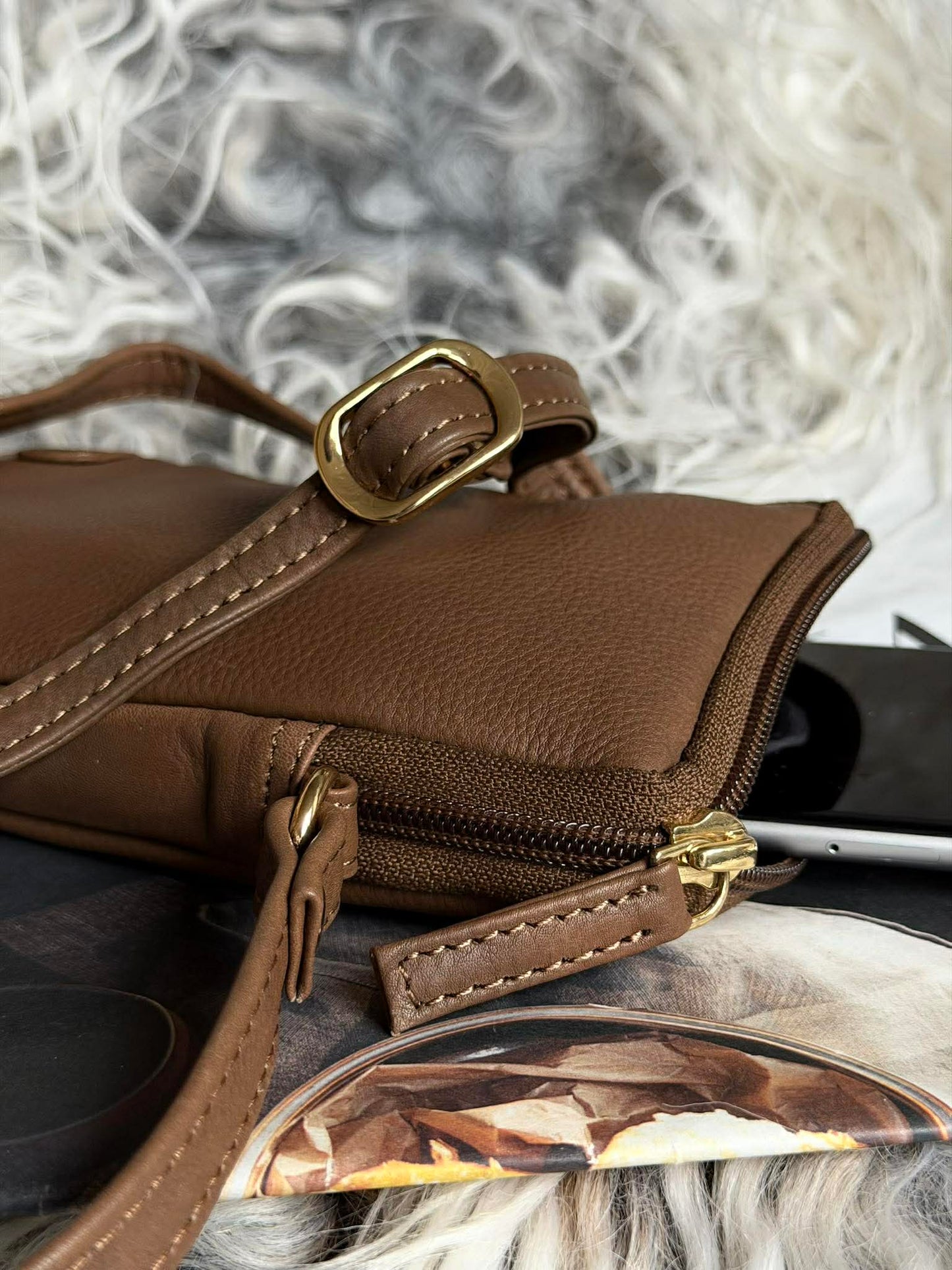 Mobiltaske Misse - Coffee / gold