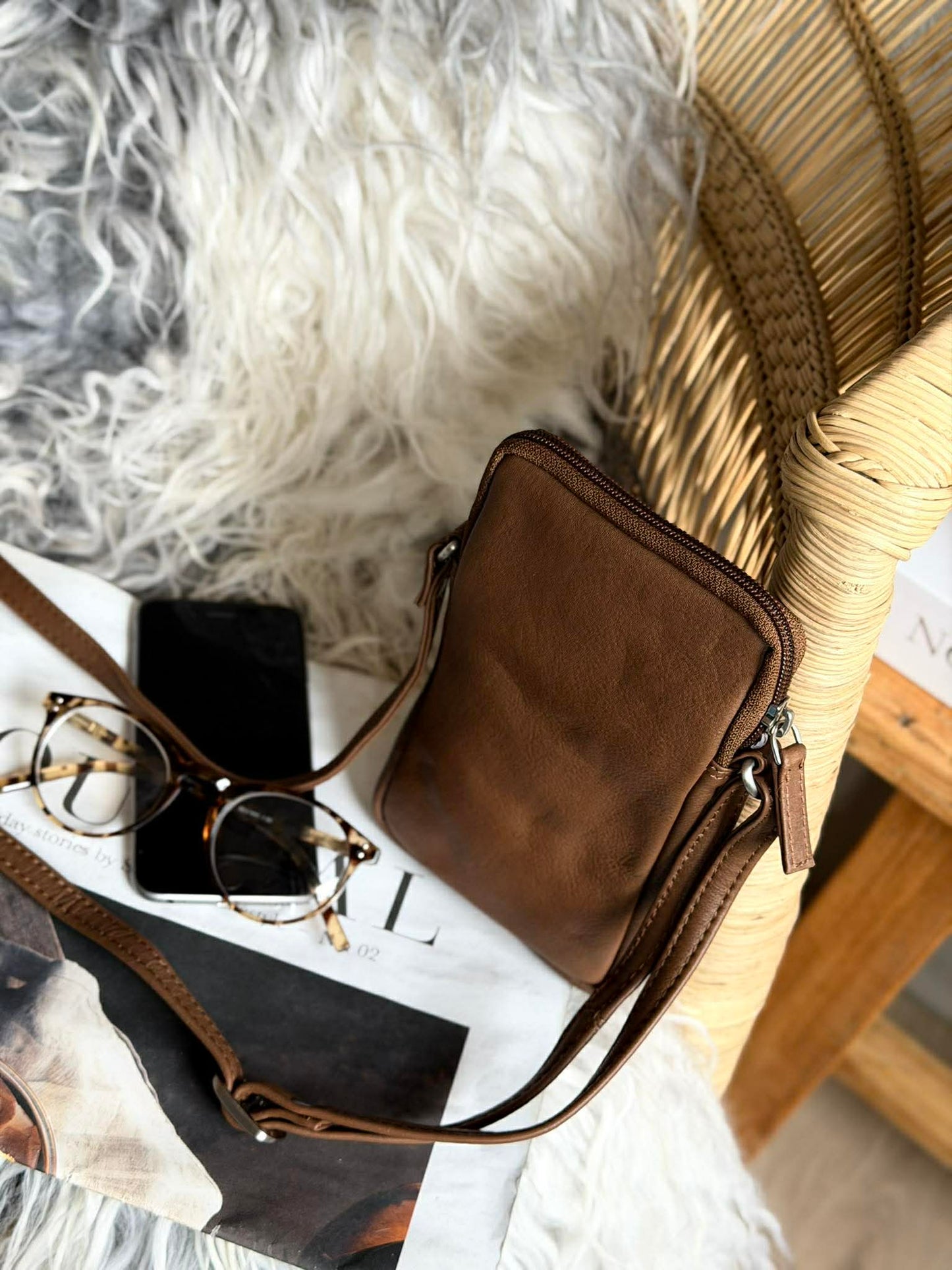 Mobiltaske Misse - Coffee / silver