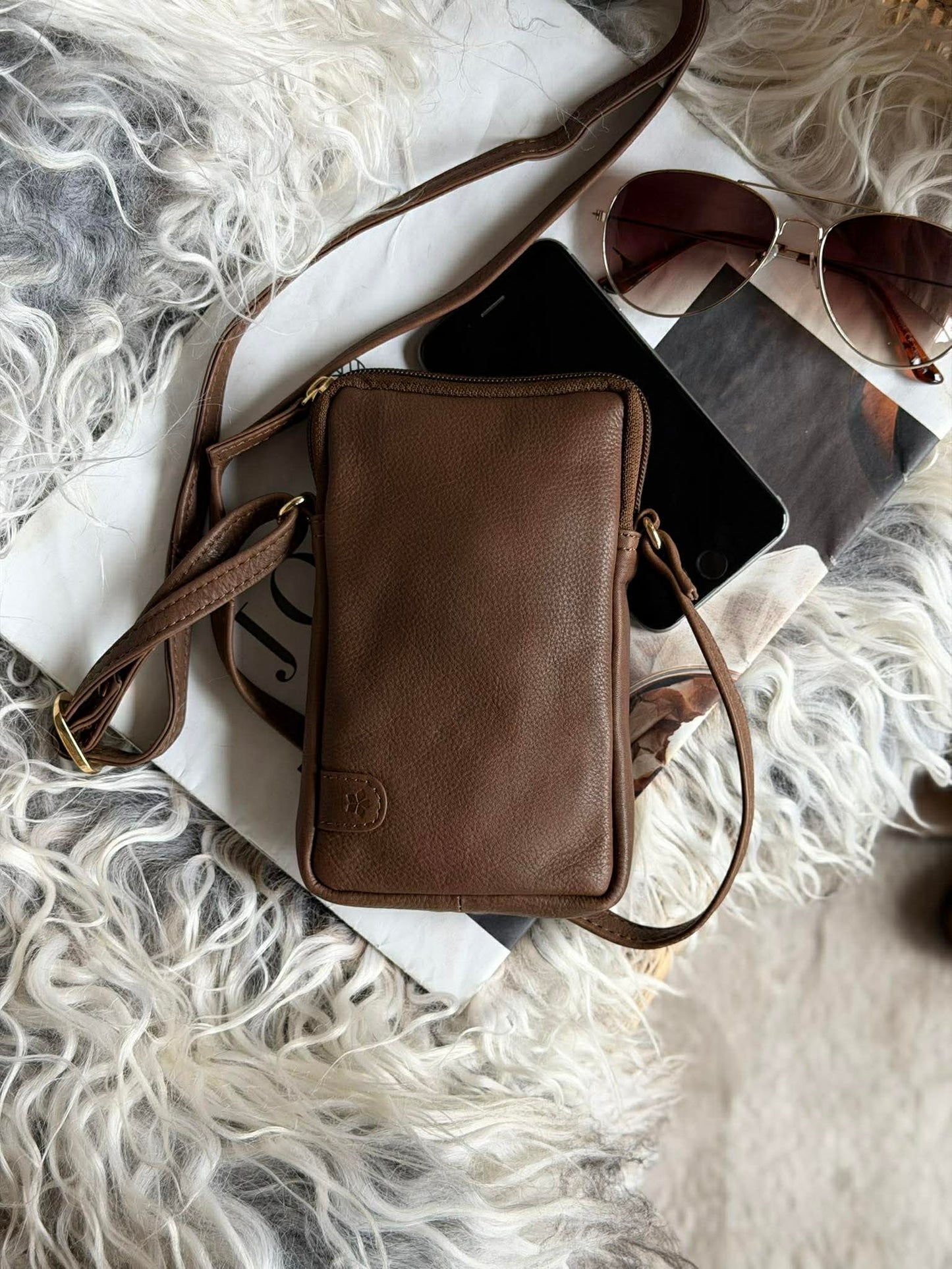 Mobiltaske Misse - Coffee / gold