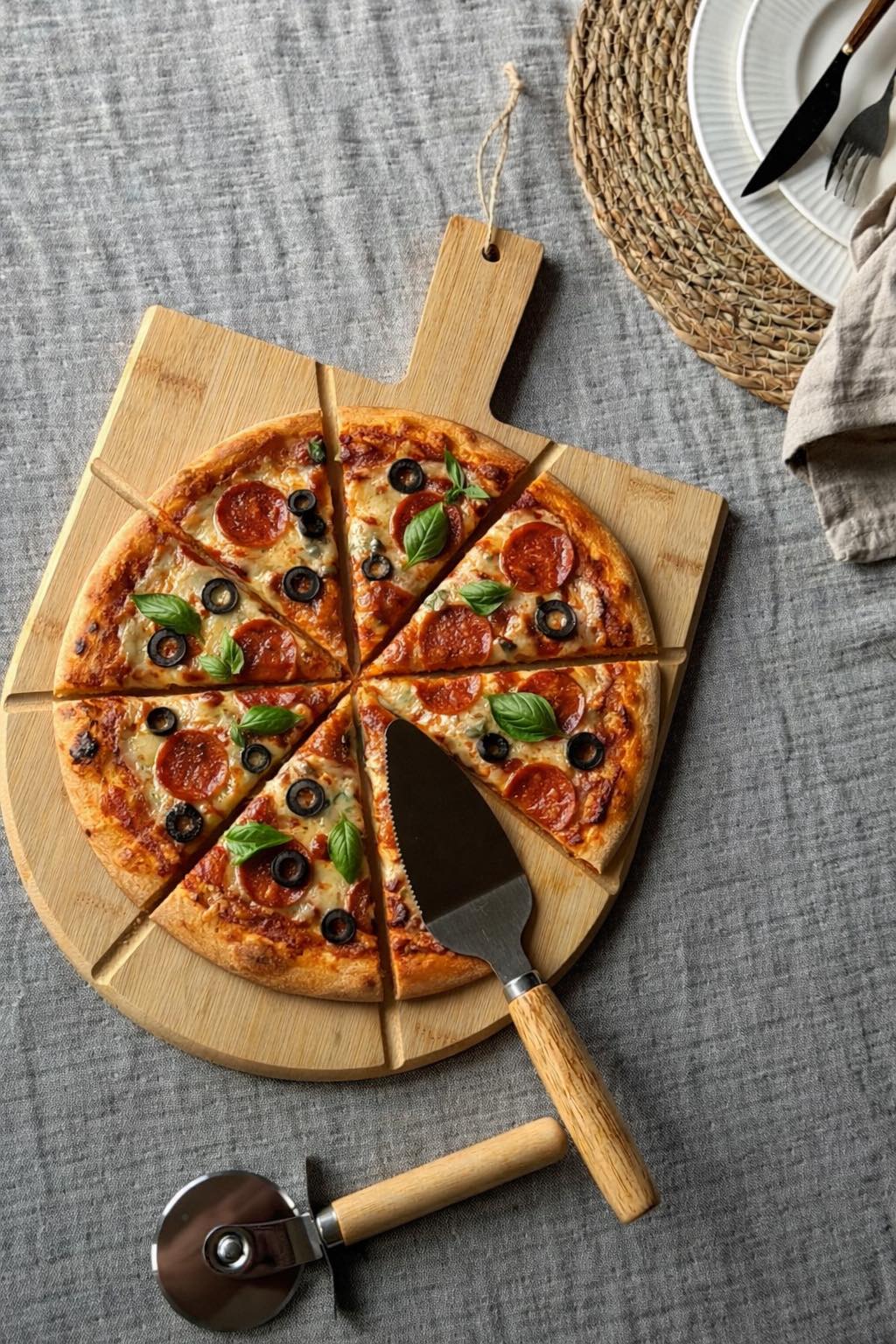 Pizza skærebræt med 2 redskaber