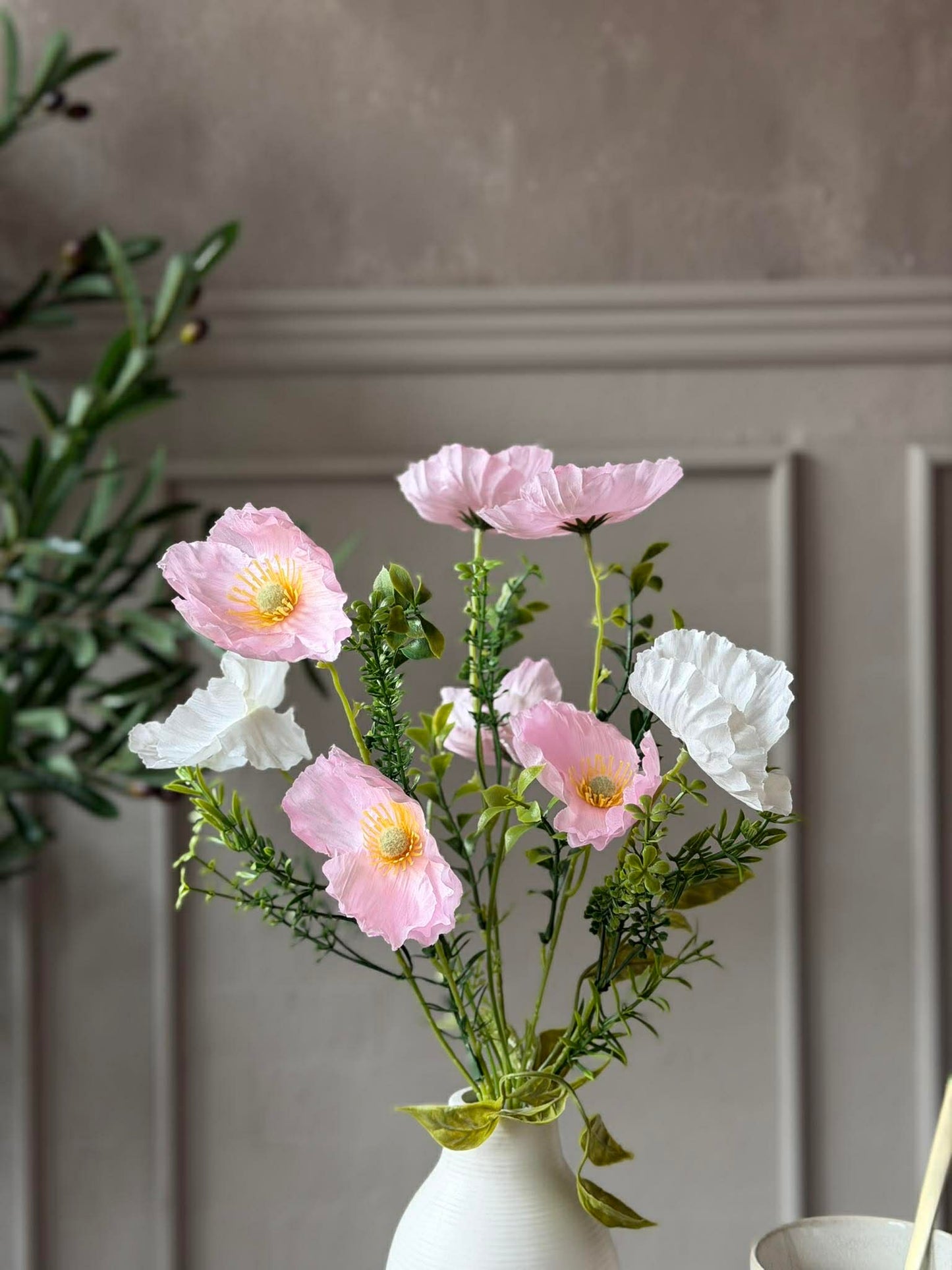 Blomster i hvid vase - Flere farver