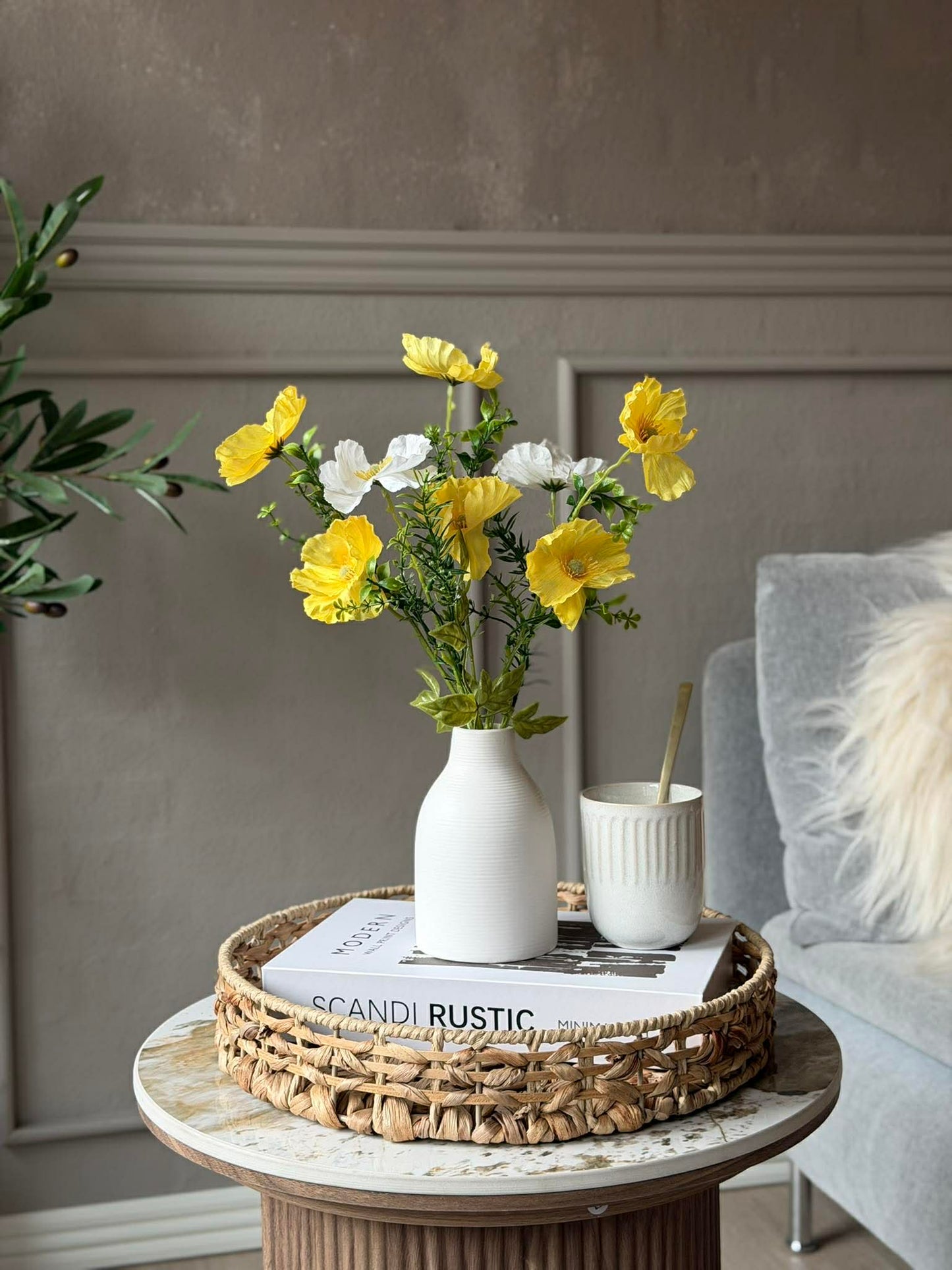 Blomster i hvid vase - Flere farver