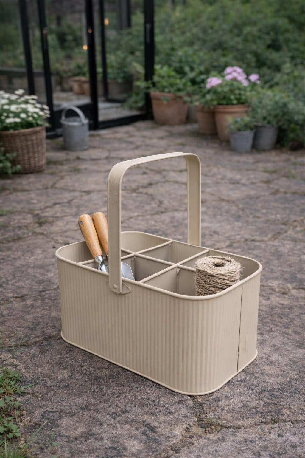 Kurv med hank - beige metal