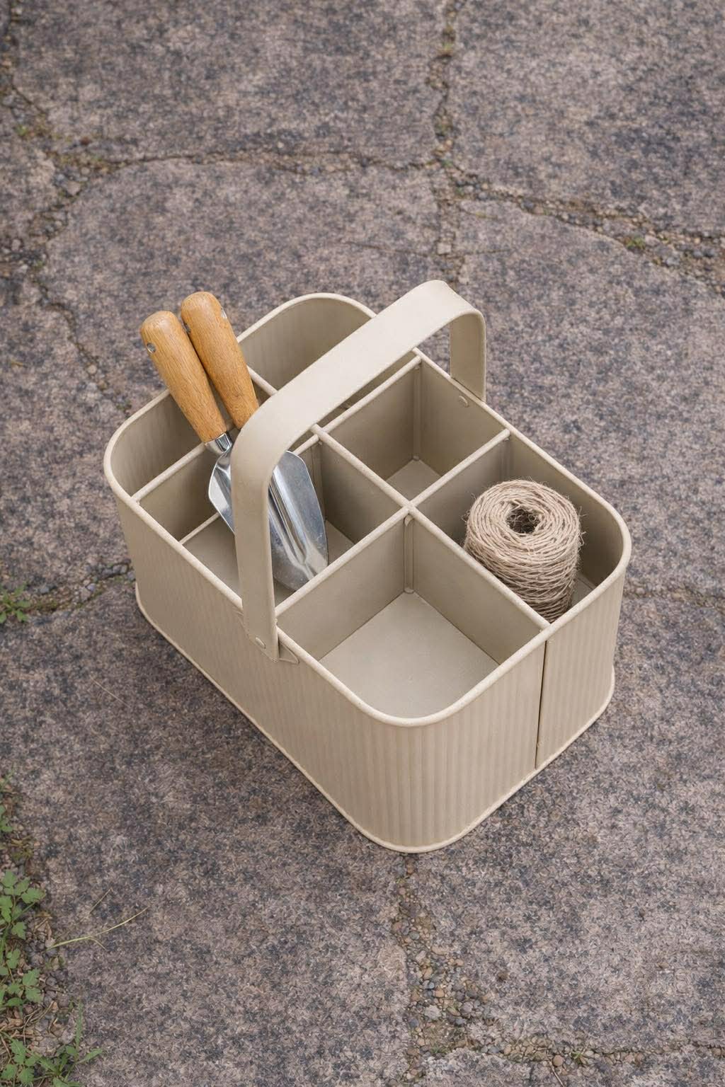Kurv med hank - beige metal