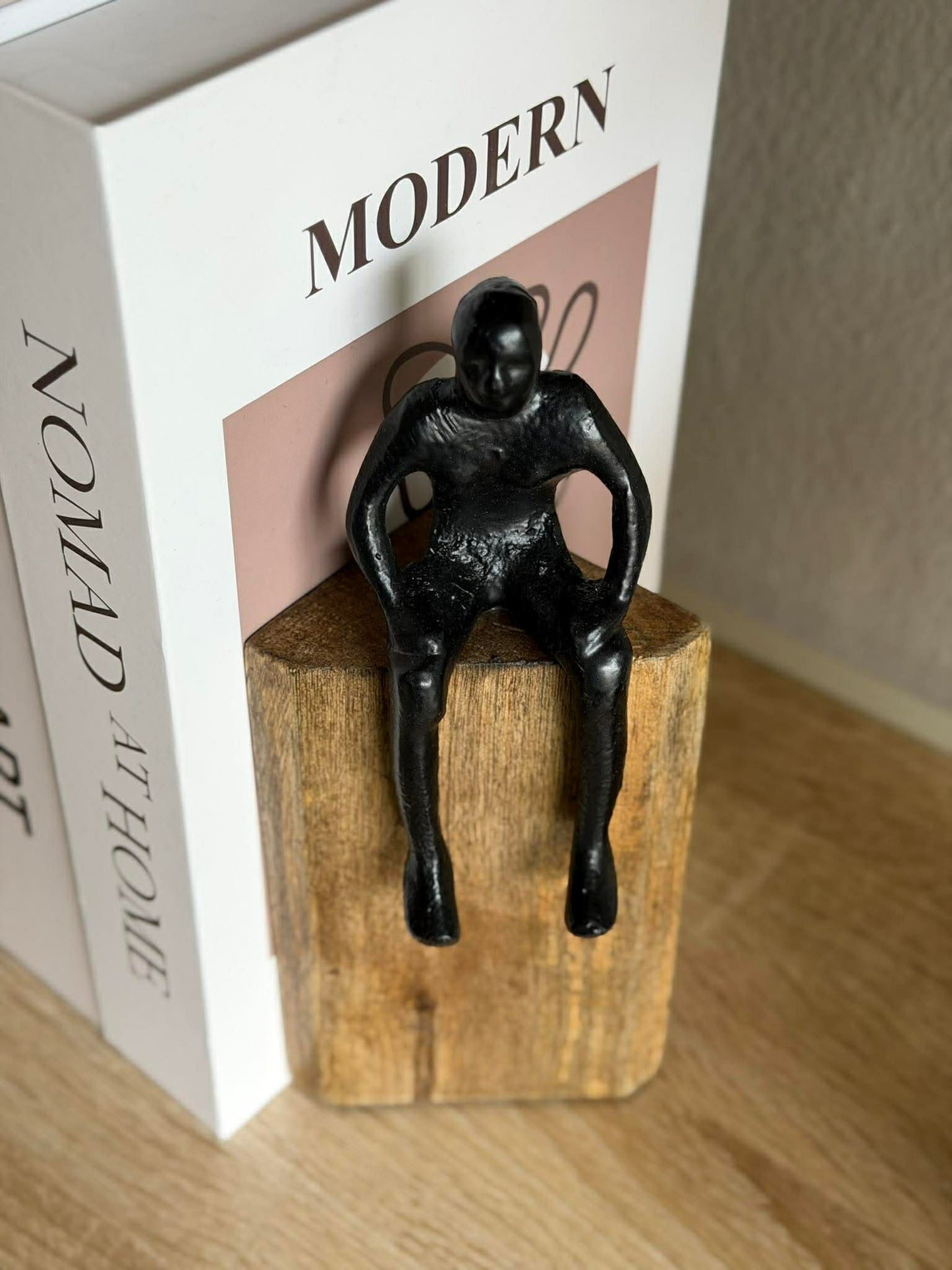 Siddende figur på træblok - MIX