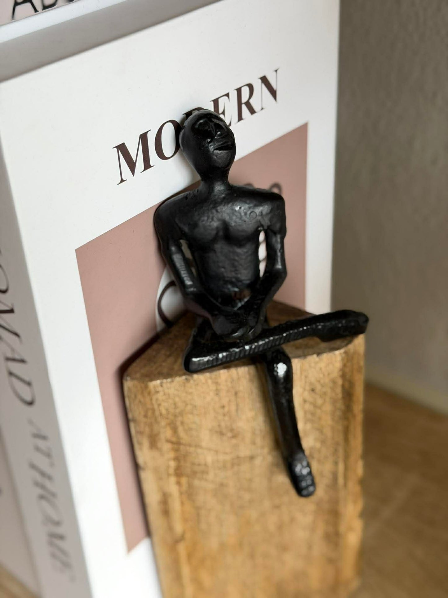 Siddende figur på træblok - MIX
