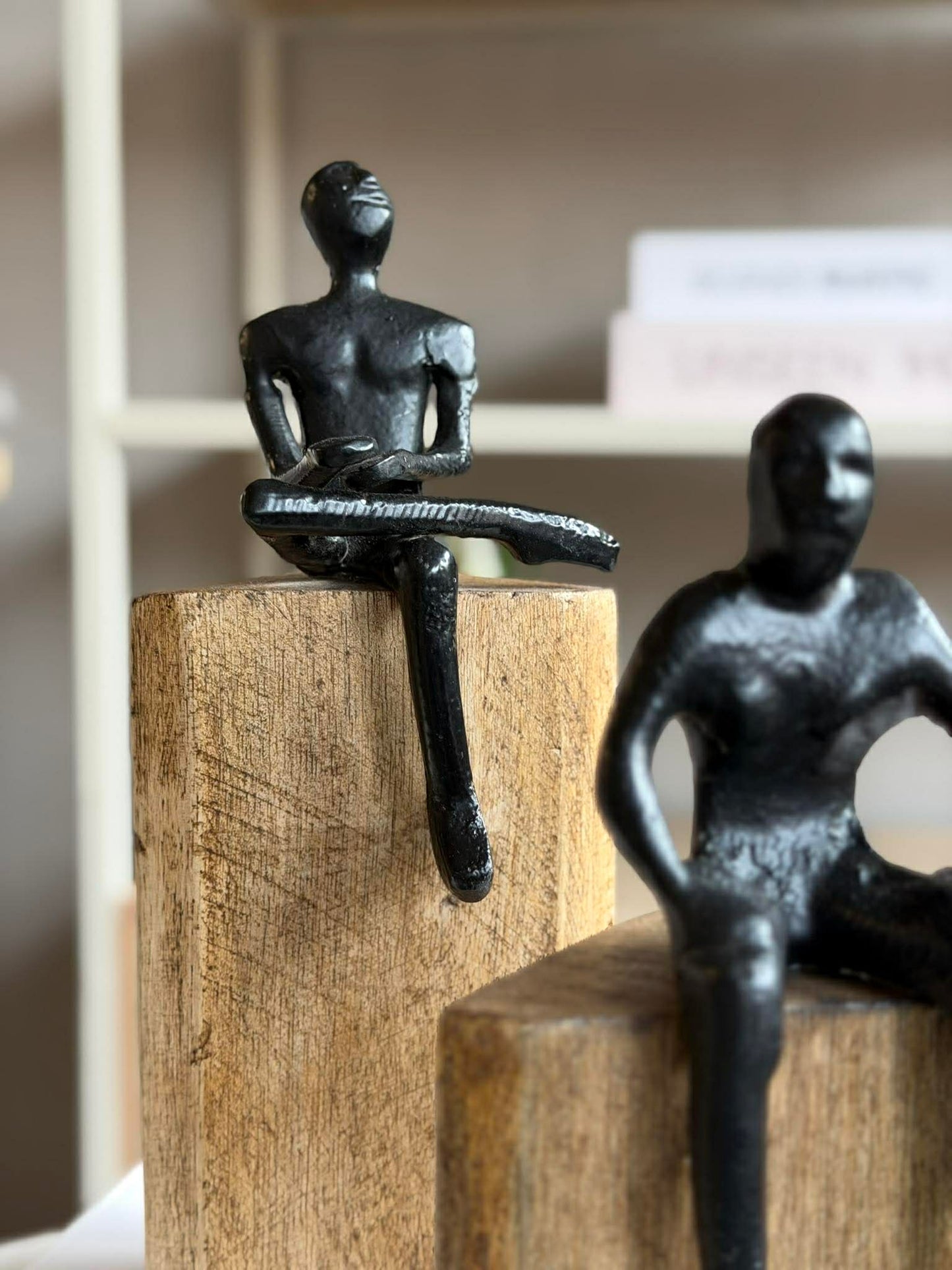 Siddende figur på træblok - MIX