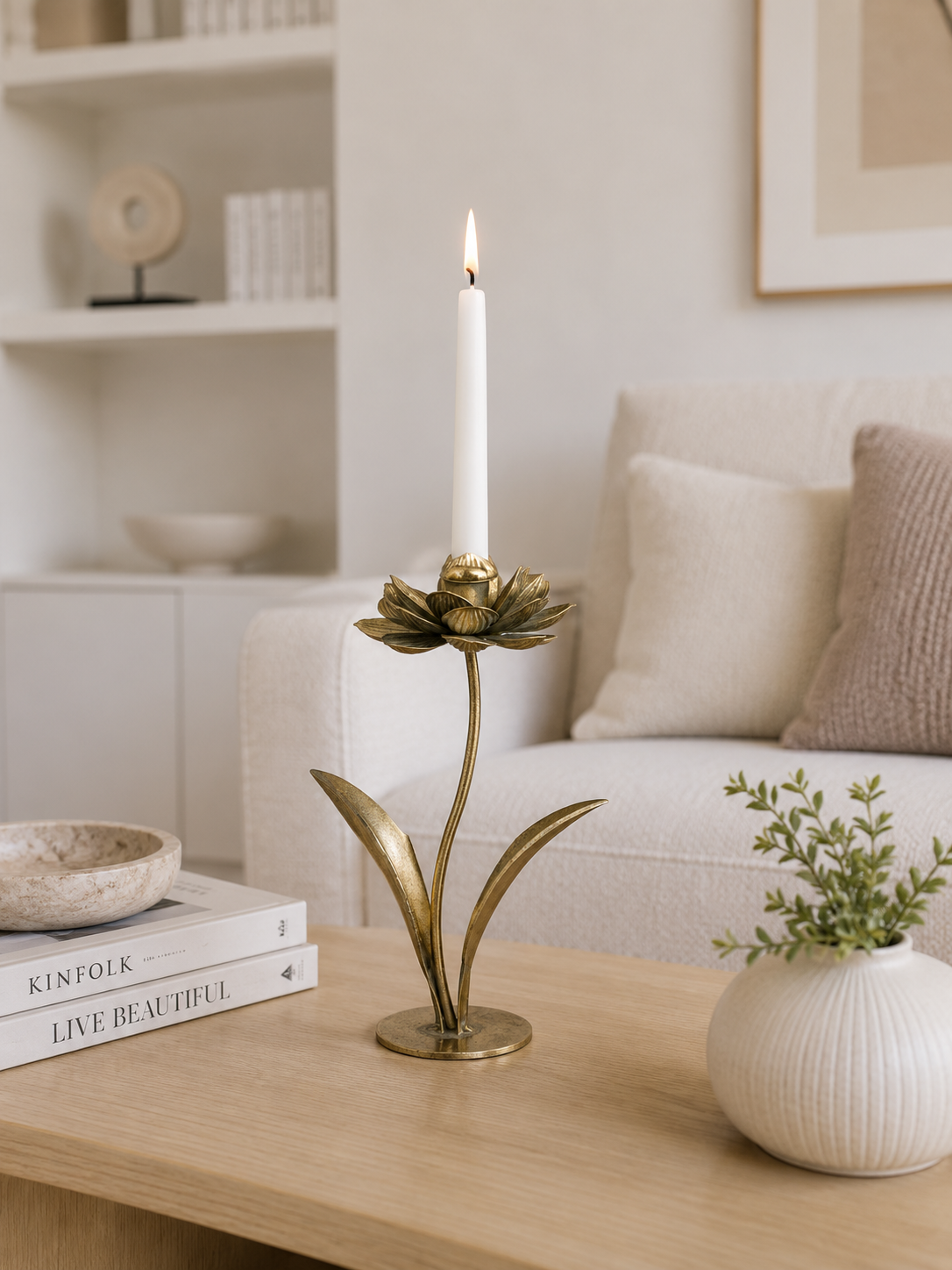 Lysestage golden flower