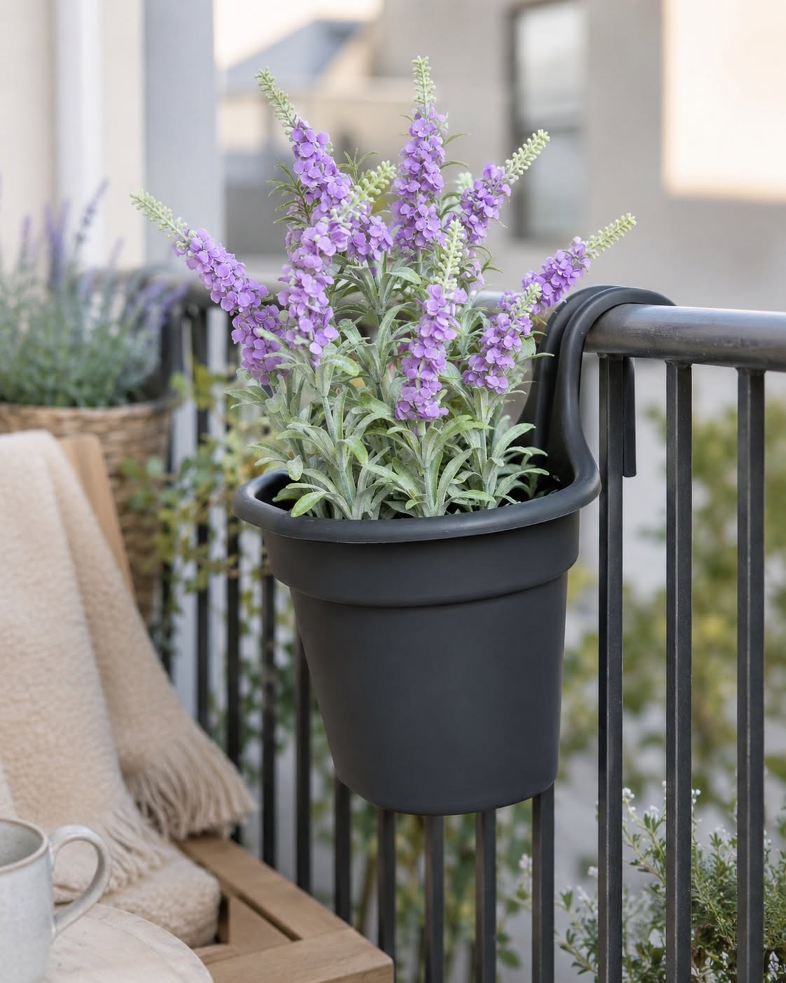 Blomsterpotte til hegn/balkon – mørkegrå plast