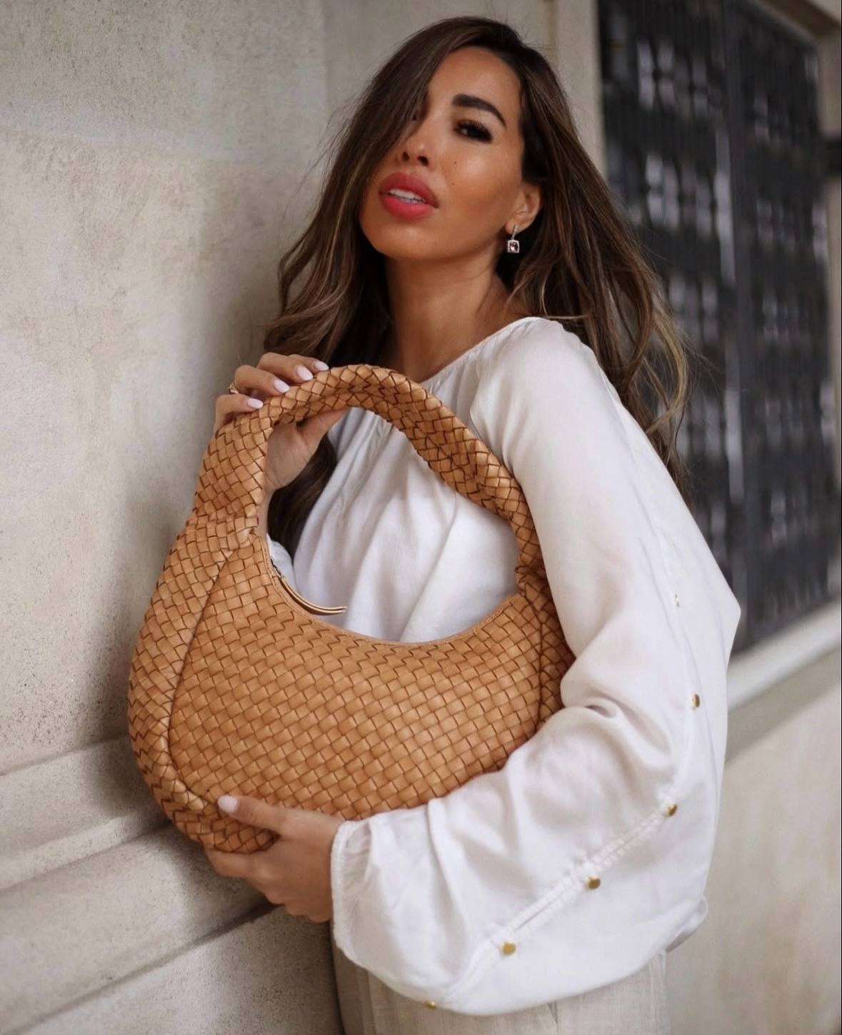 Elegant håndflettet skuldertaske - Sand