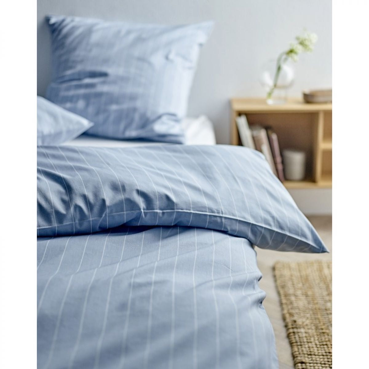 Sengetøj 2 Sæt Södahl 140x220 cm - Linen Blue - Inkl. Sengebakke