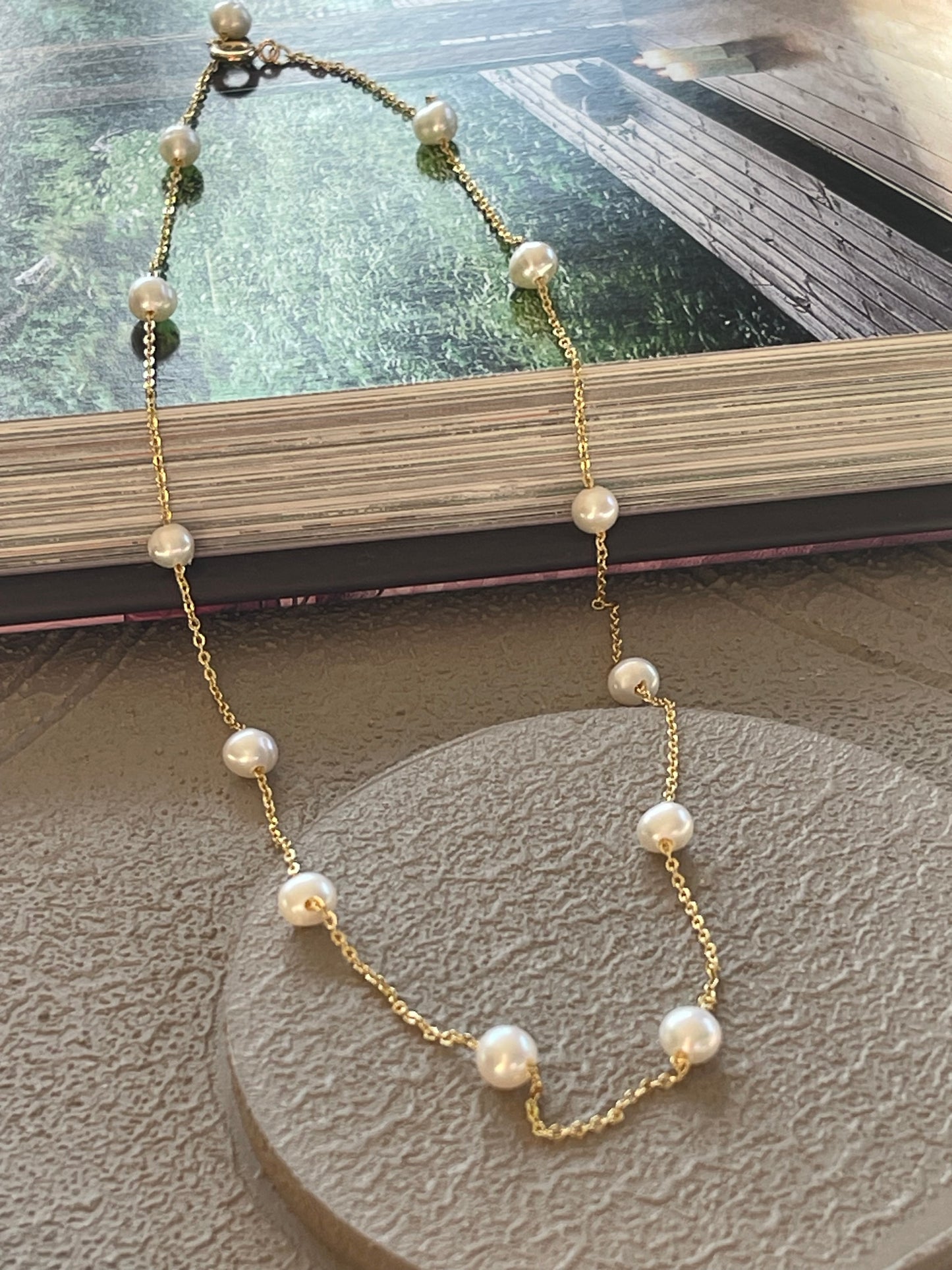 Halskæde Gry - med ferskvandsperler