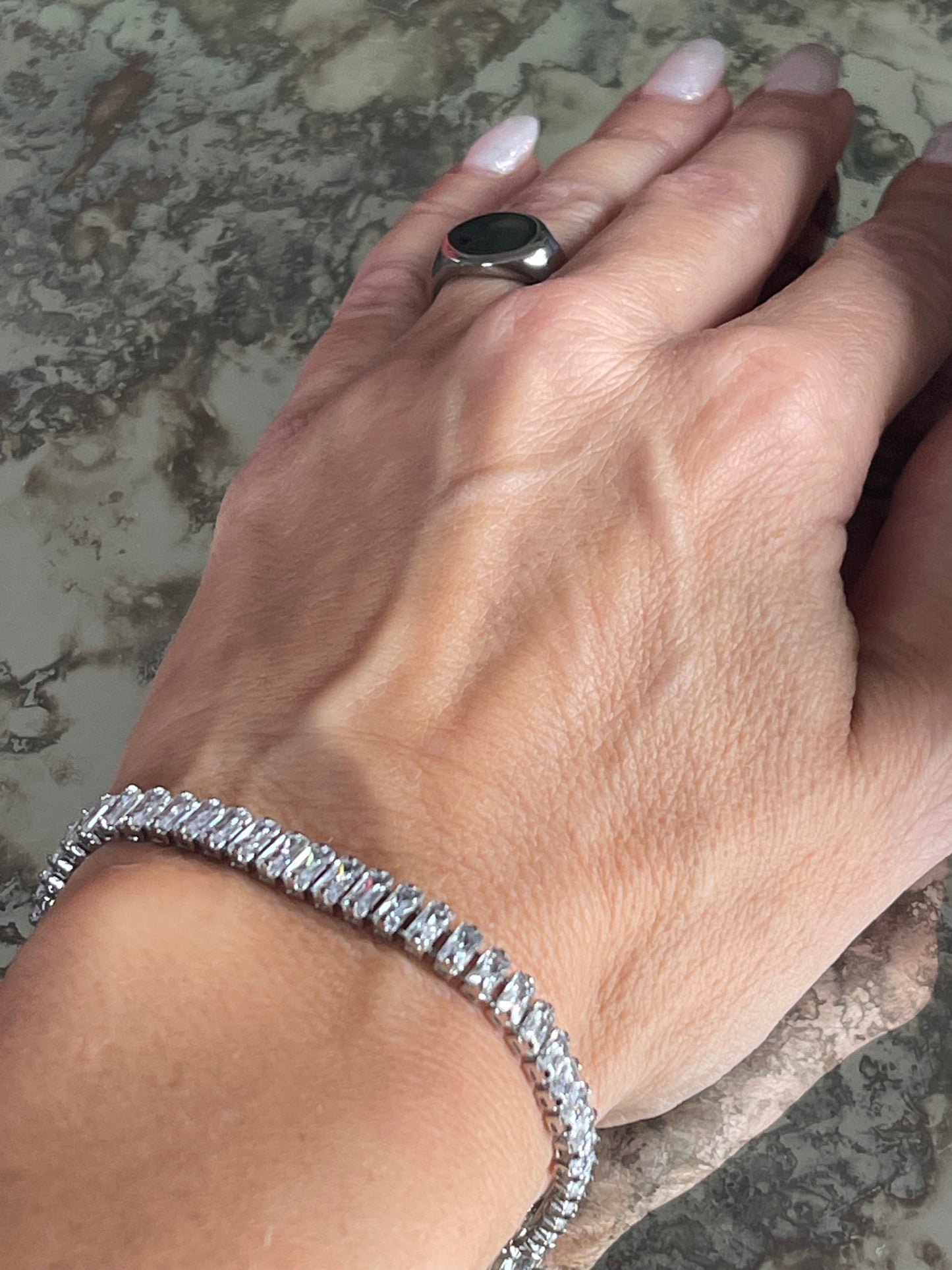 Tennisarmbånd Thelma med zirkoner - rhodium belagt