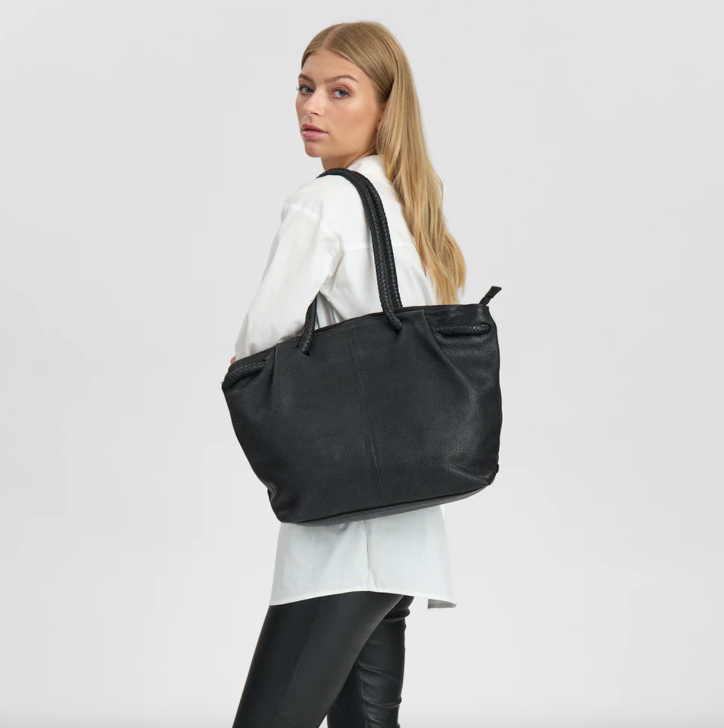 Skuldertaske med smuk fletrem - Black