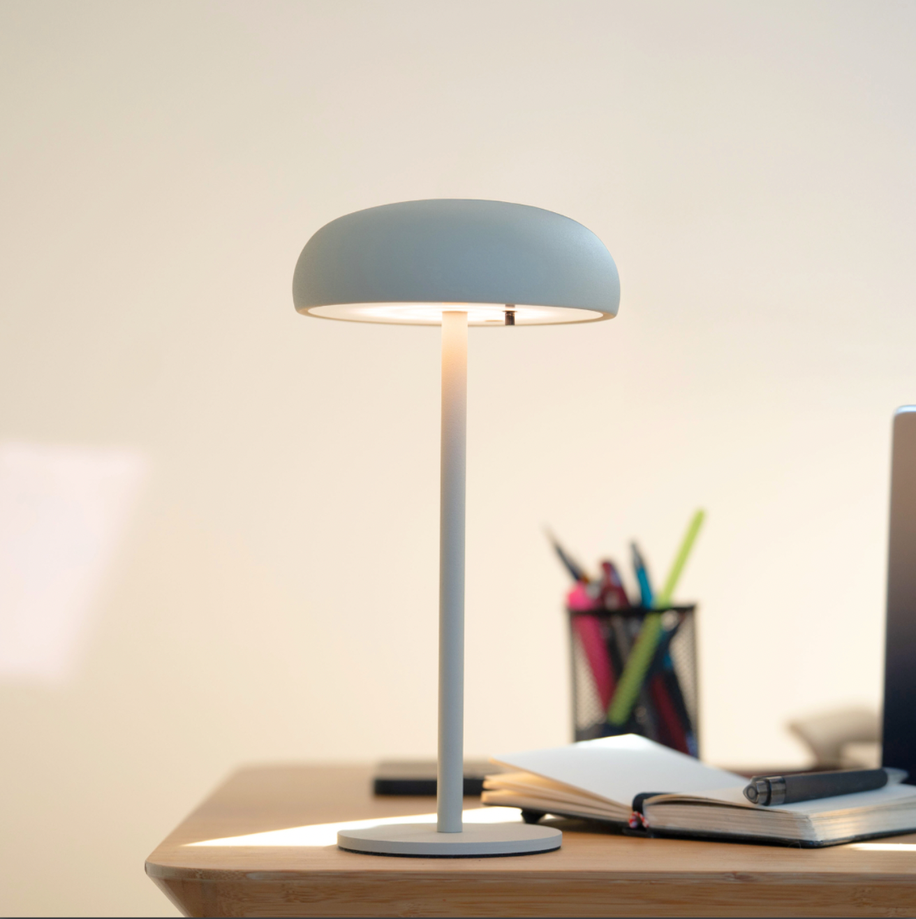 Isolde LED touch bordlampe. Sort/Beige