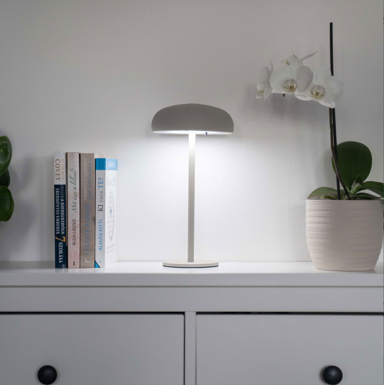 Isolde LED touch bordlampe. Sort/Beige