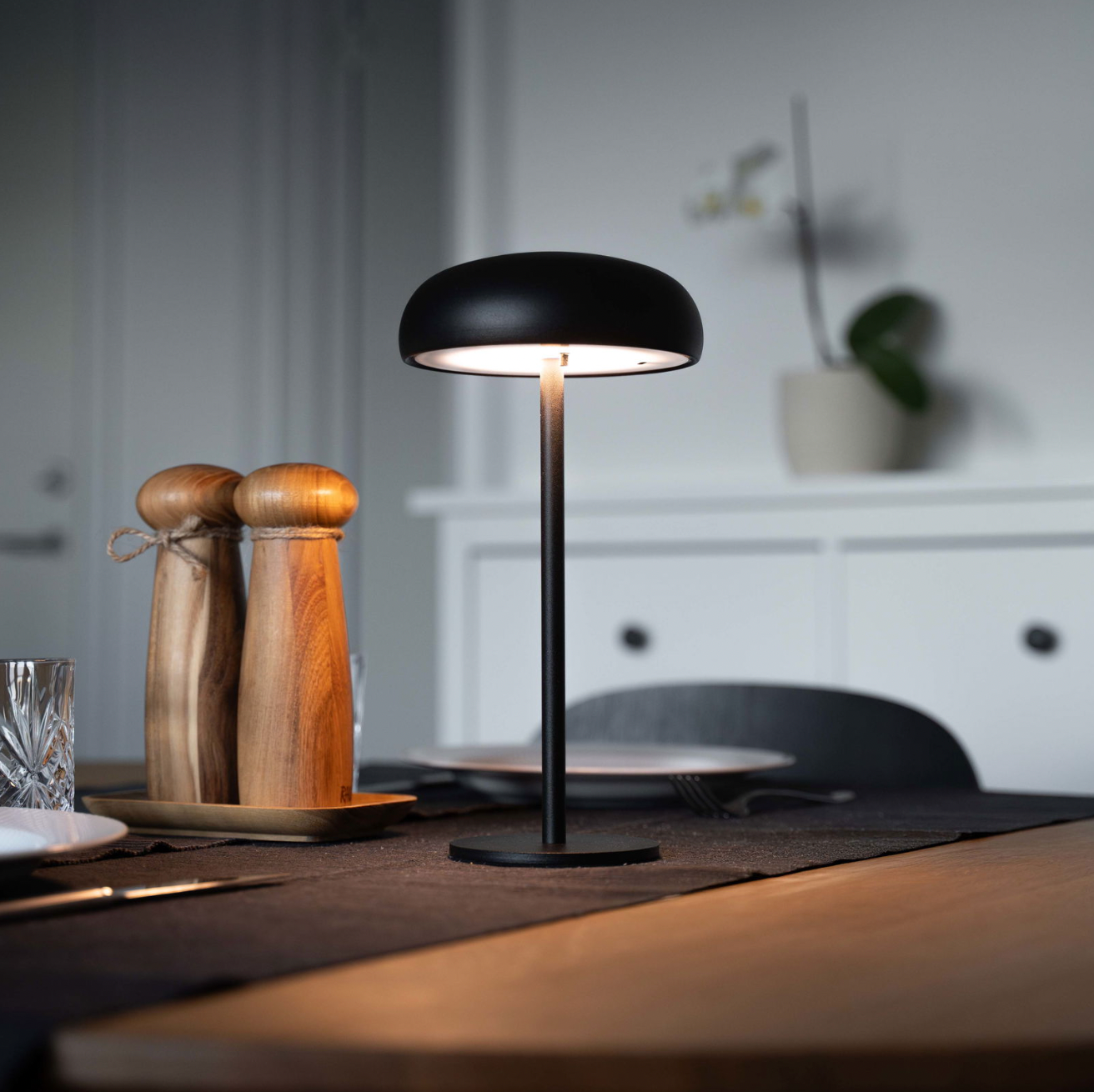 Isolde LED touch bordlampe. Sort/Beige