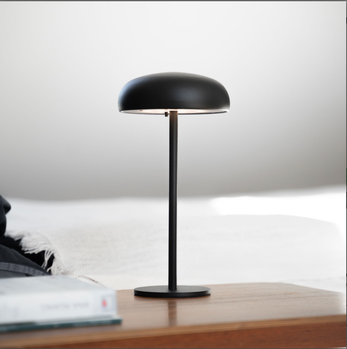 Isolde LED touch bordlampe. Sort/Beige