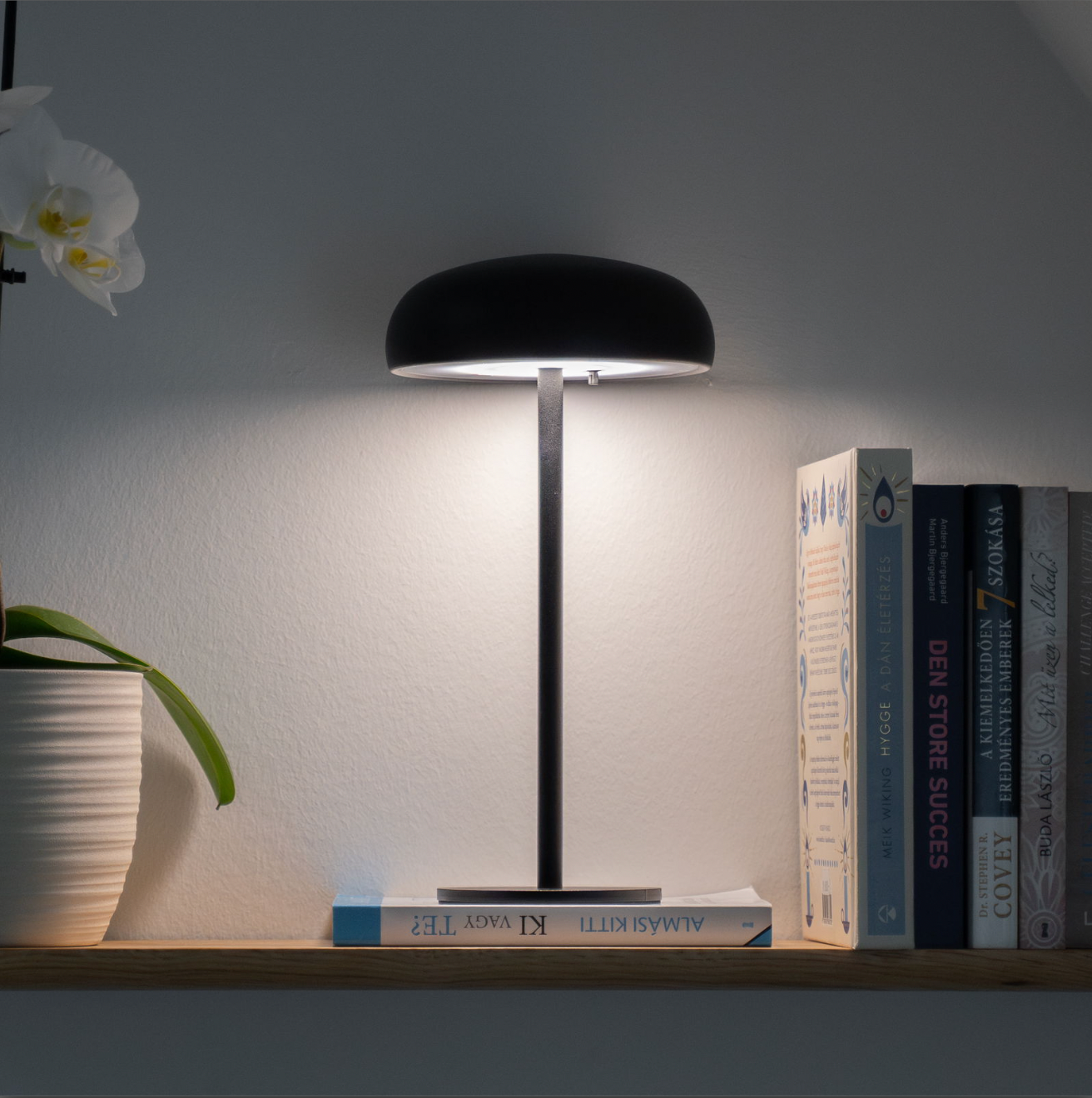 Isolde LED touch bordlampe. Sort/Beige