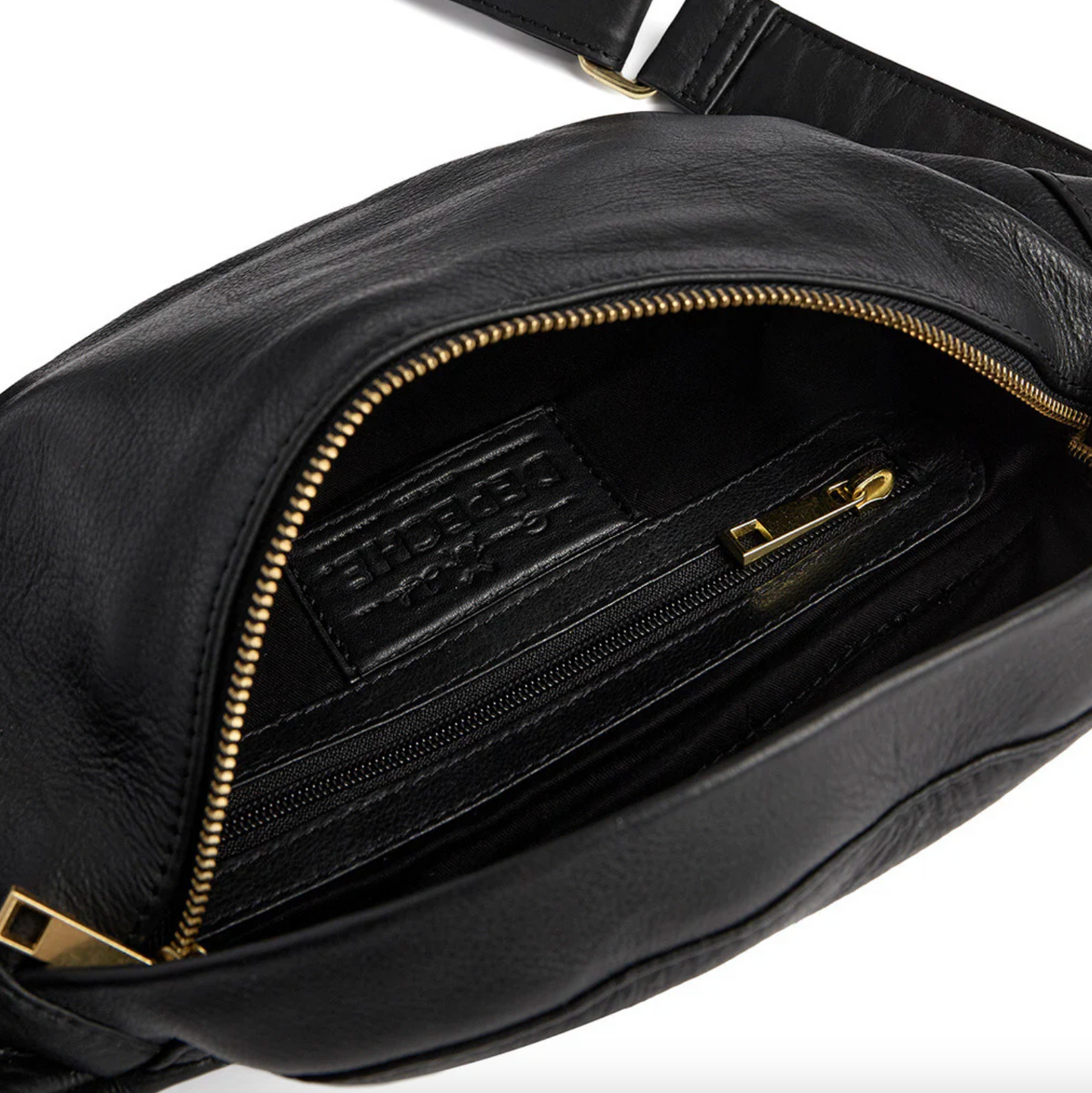 Bumbag med guldkæde på remmen