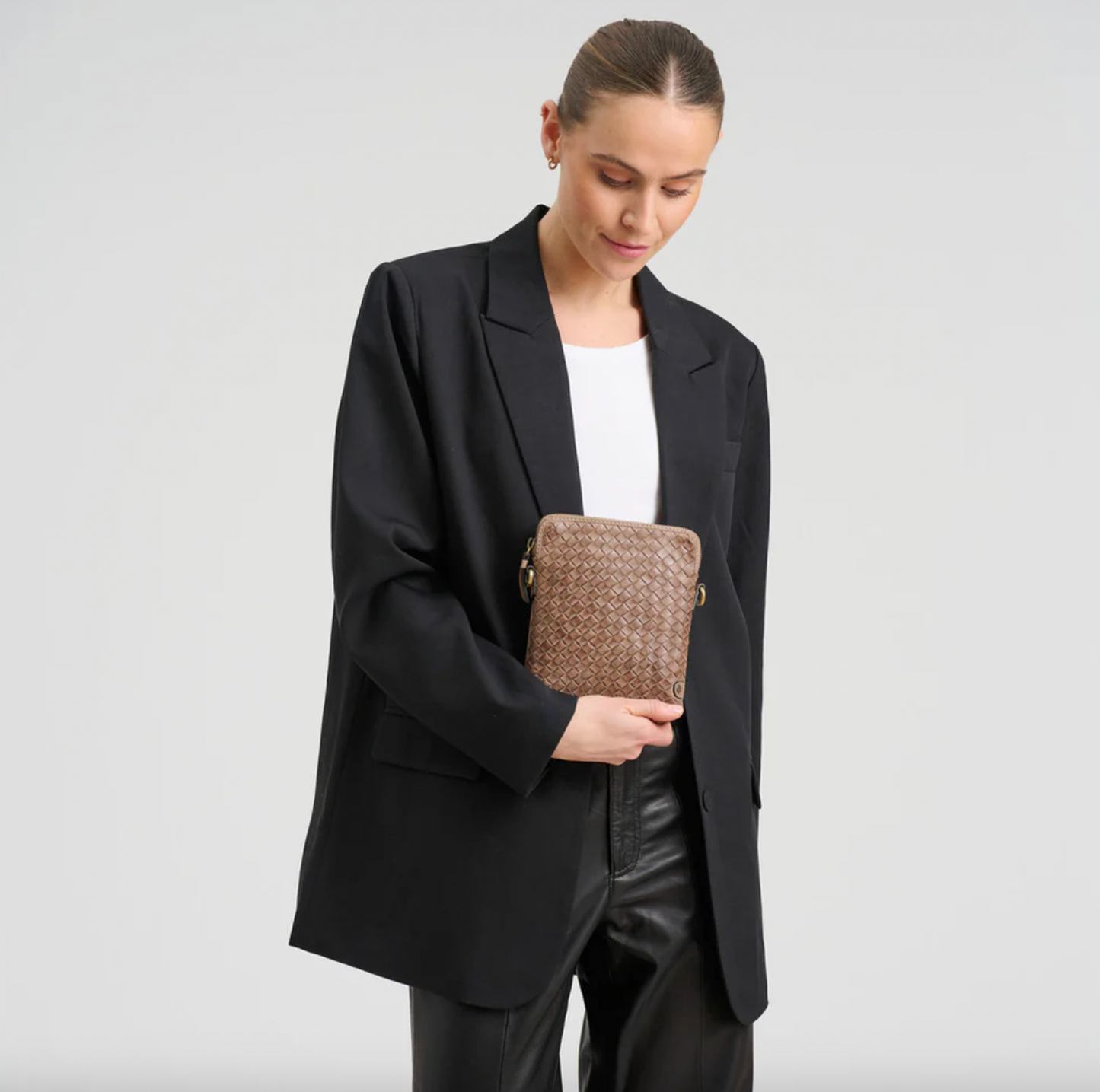 Mobiltaske Sofya- Håndflettet Dark taupe