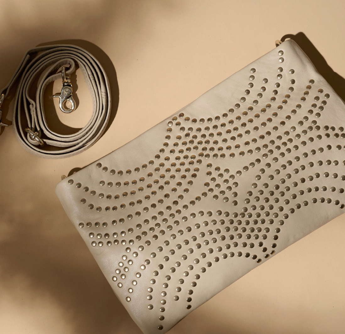 Skind clutch med nitter - Vanilla