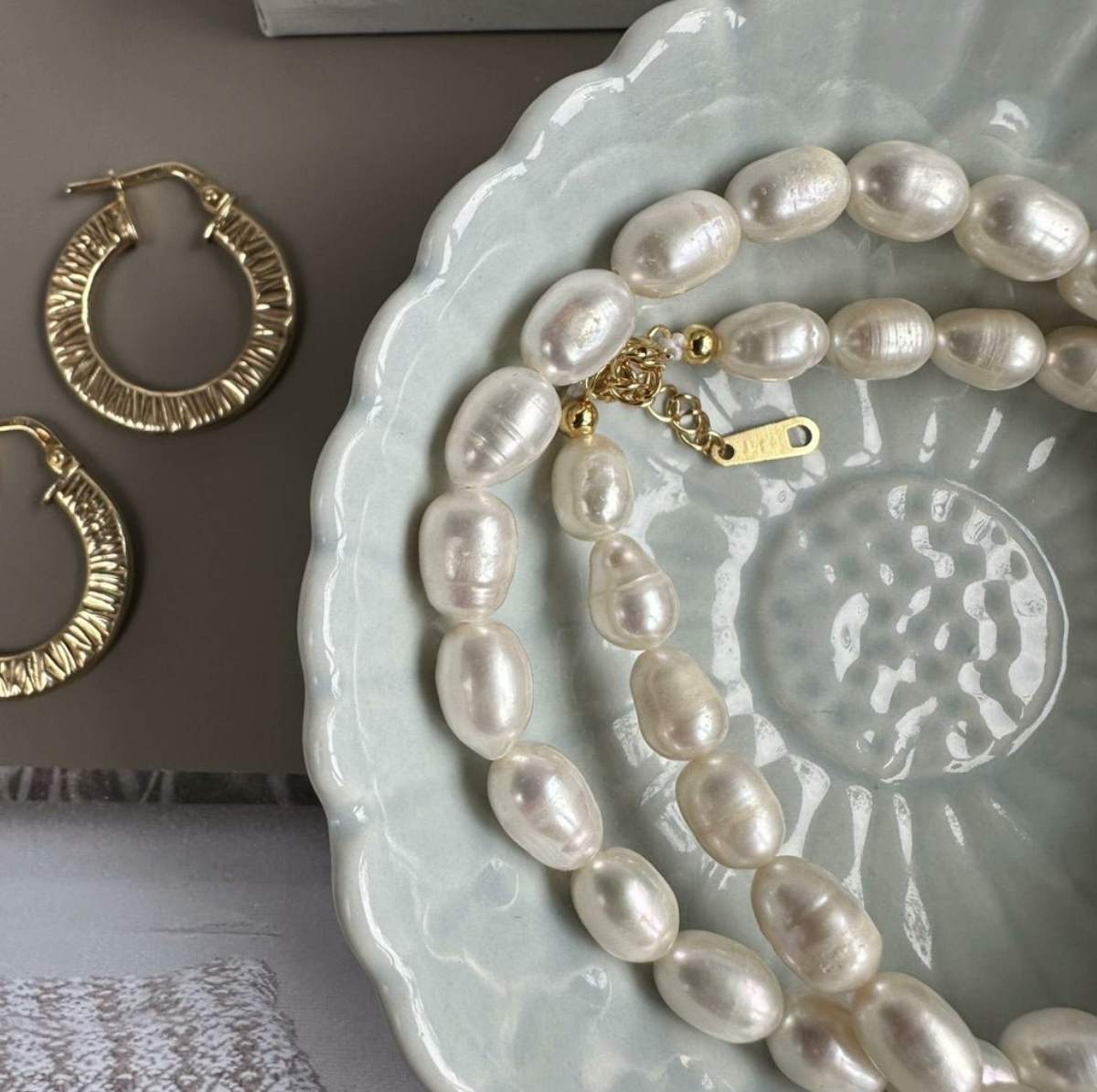 Halskæde Tinka m. Råhvide ferskvandsperler