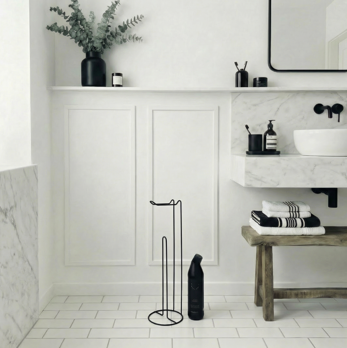 Toiletrulleholder på stativ – Sort metal