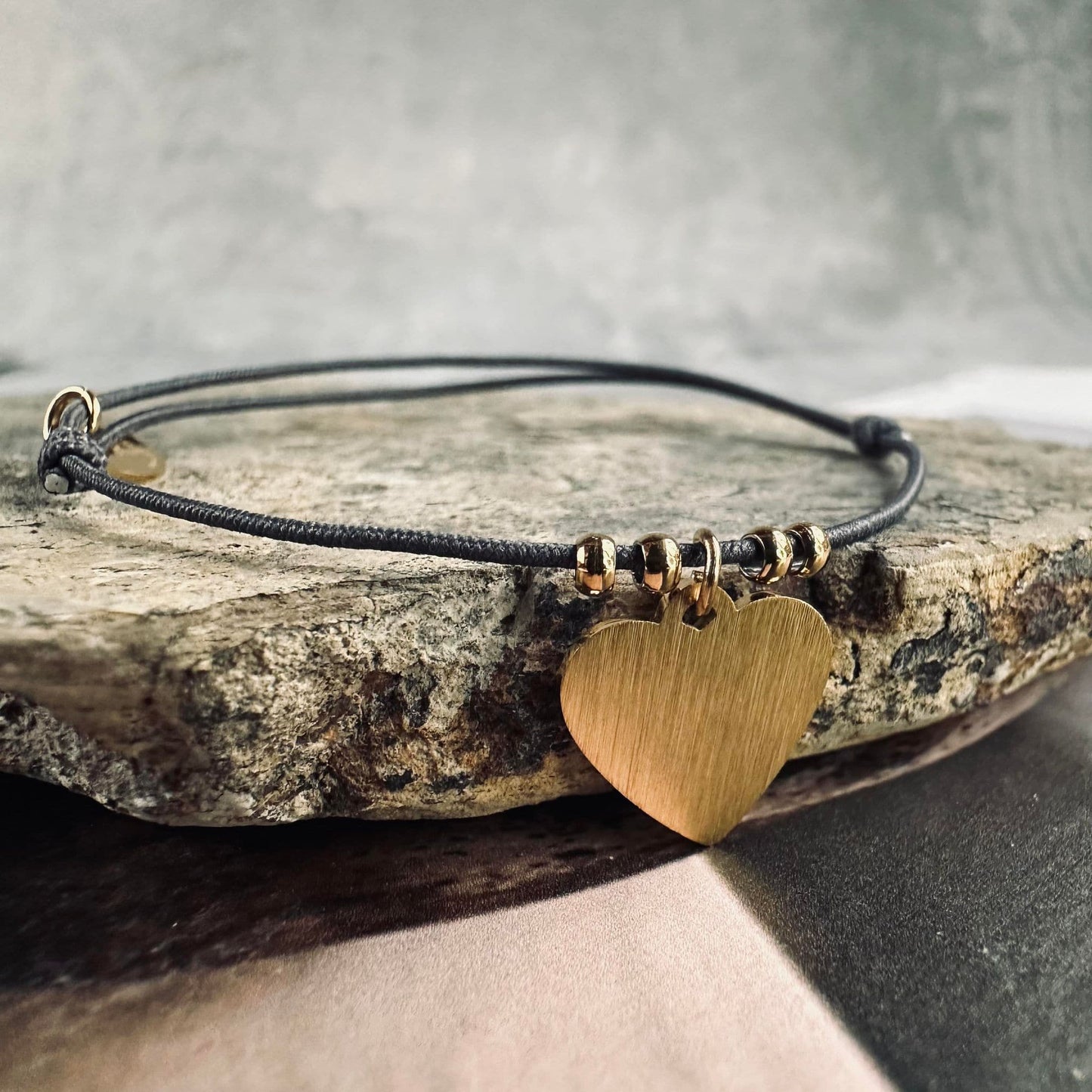 Armbånd m. Børstet hjerte - VIAMAJA.DK