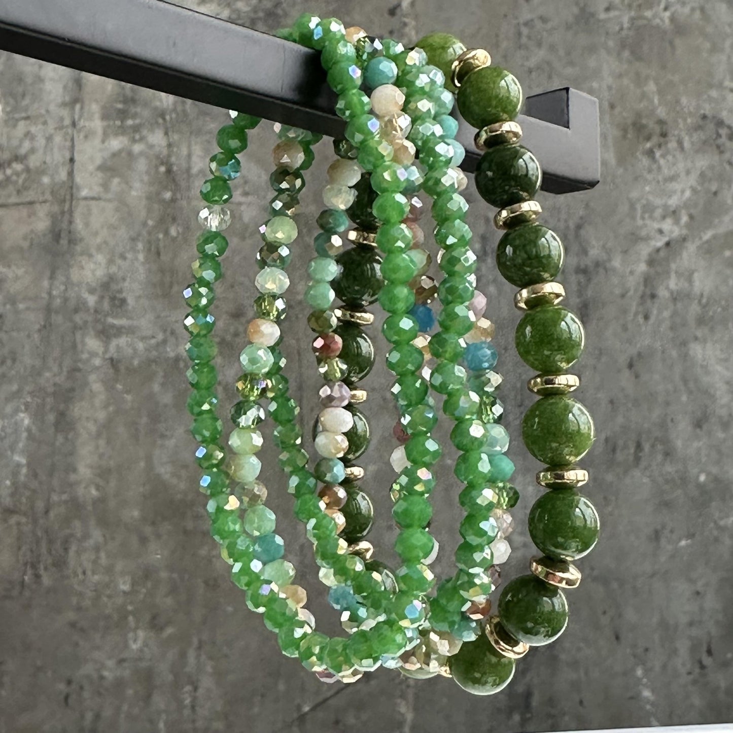 Armbånd MICHELLE Emerald – Sæt med 5 armbånd - VIAMAJA.DK