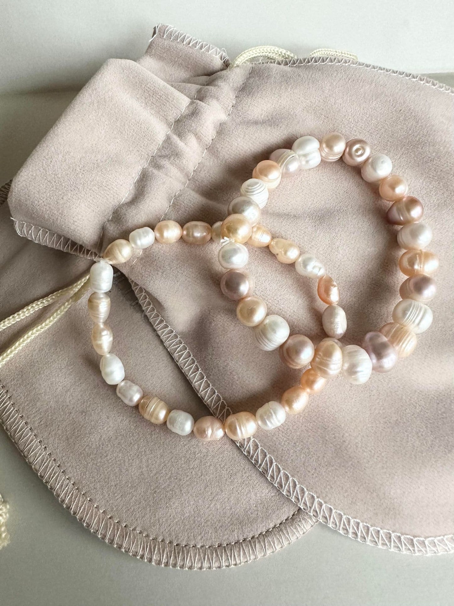 Armbånd Nadia m. 5mm ferskvandsperler – Beige mix - VIAMAJA.DK