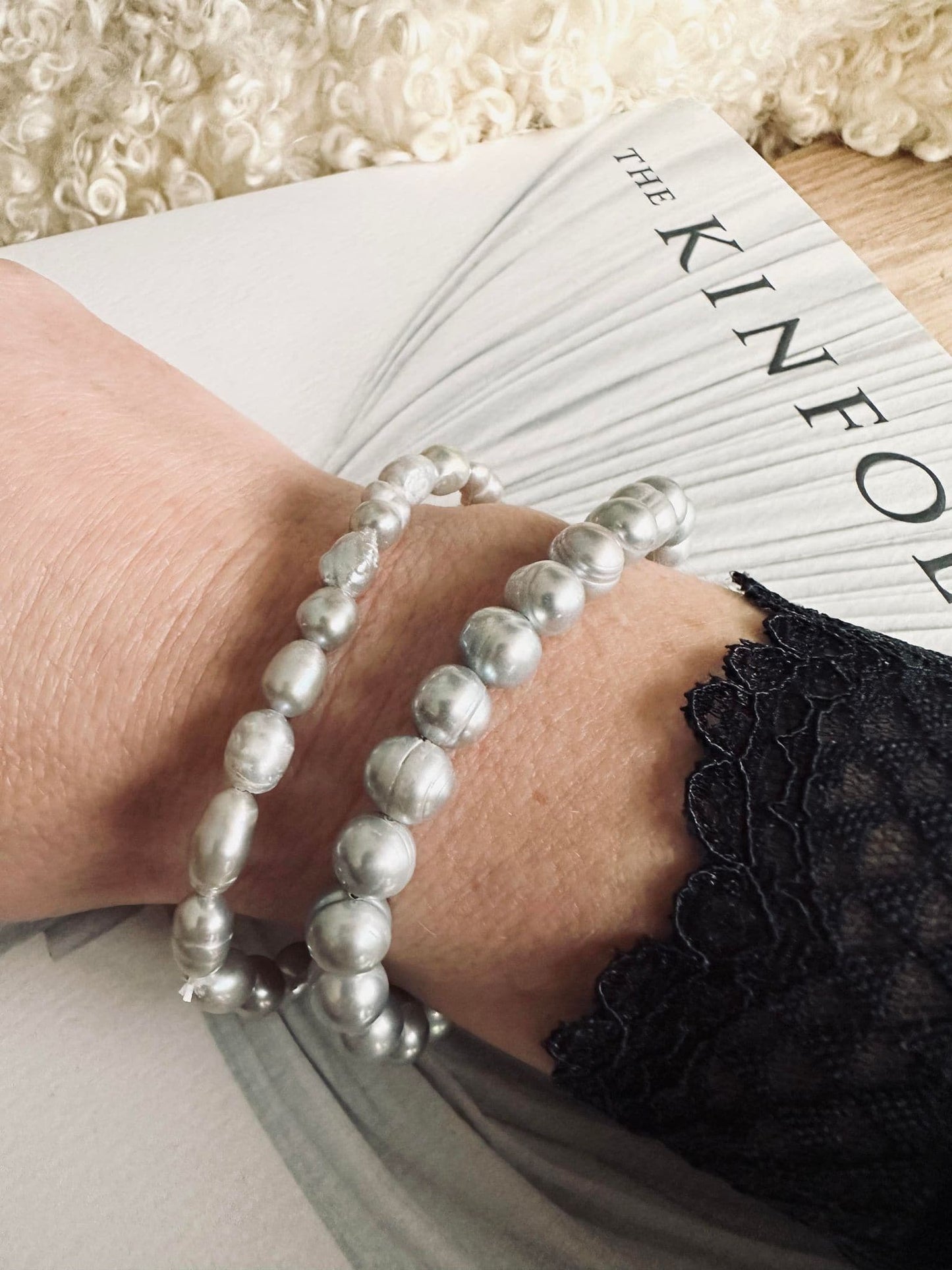 Armbånd Nadia m. 5mm ferskvandsperler – Grå - VIAMAJA.DK