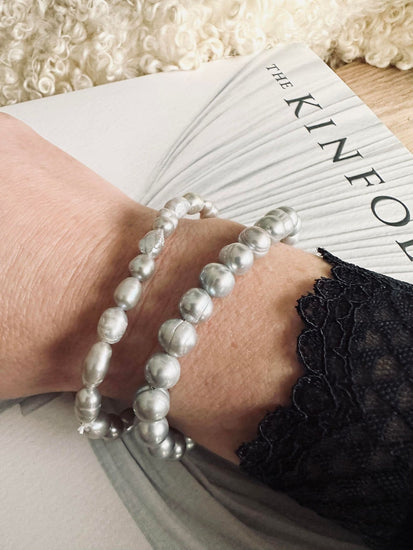 Armbånd Nadia m. 5mm ferskvandsperler – Grå - VIAMAJA.DK