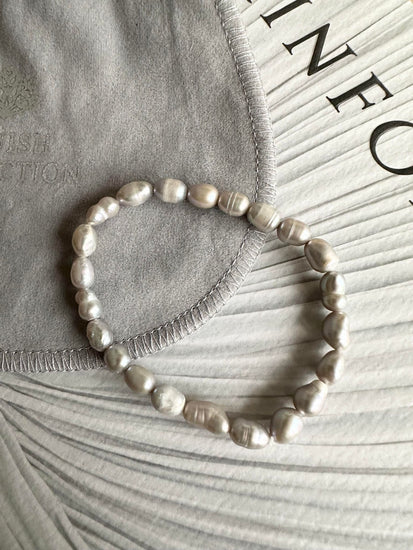 Armbånd Nadia m. 5mm ferskvandsperler – Grå - VIAMAJA.DK