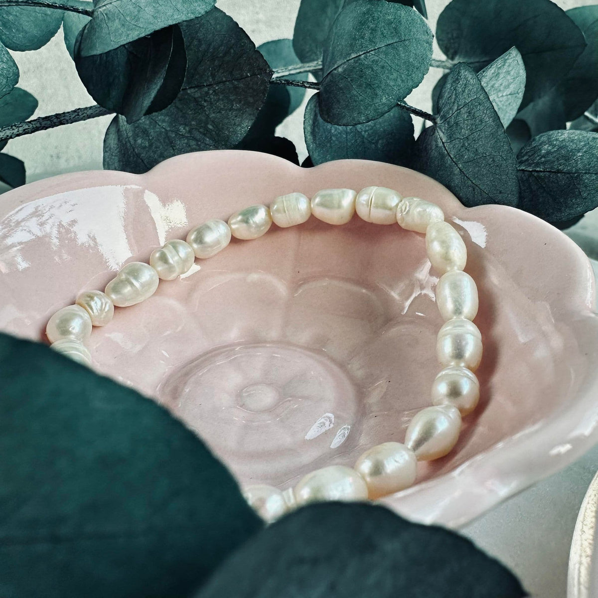 Armbånd Nadia m. 5mm ferskvandsperler – Råhvid - VIAMAJA.DK