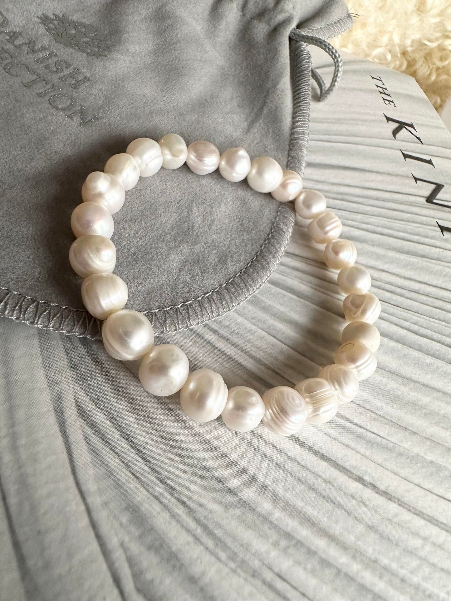 Armbånd Nadia m. 8mm ferskvandsperler – Råhvid - VIAMAJA.DK