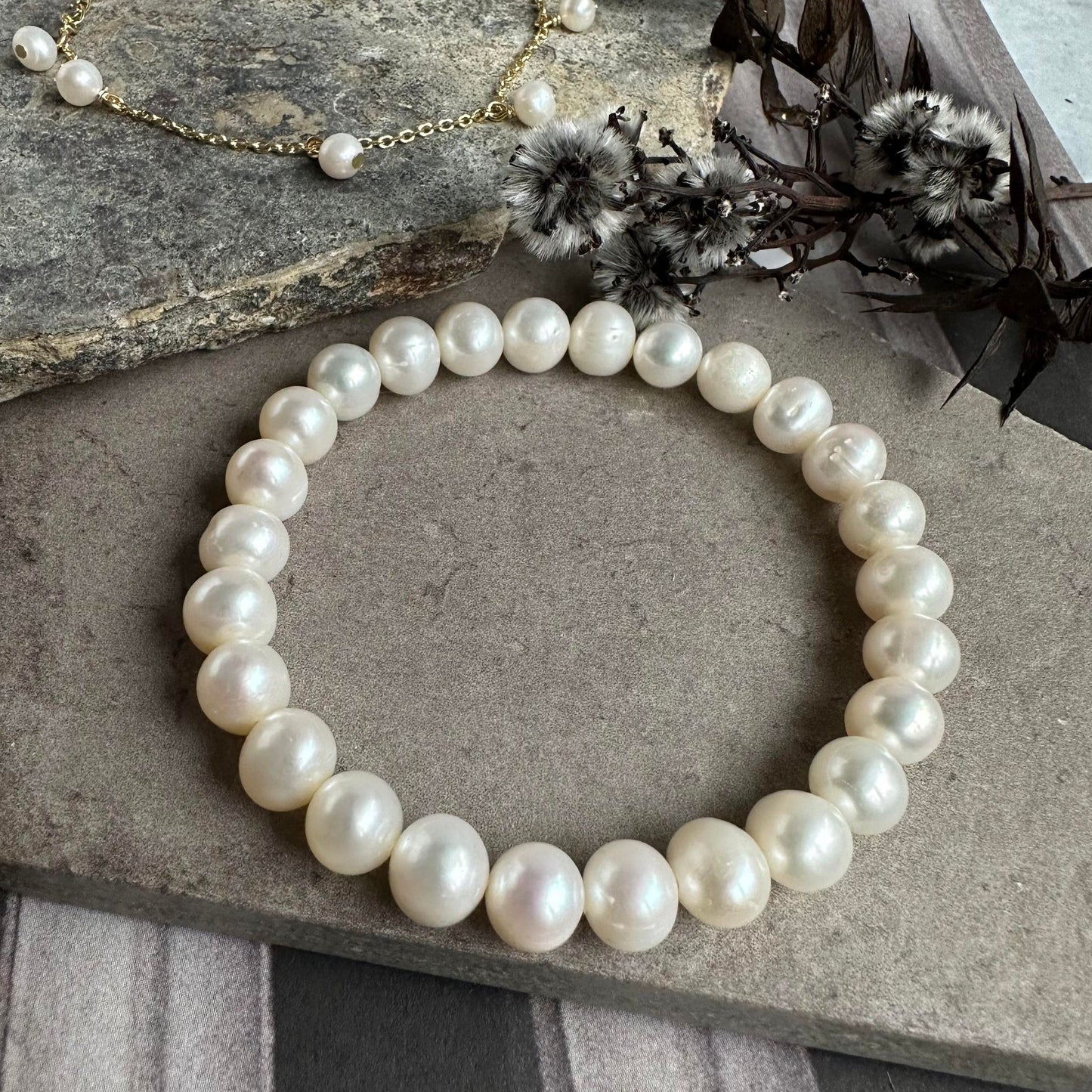 Armbånd Nadia m. 8mm ferskvandsperler – Råhvid - VIAMAJA.DK