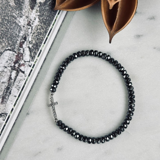 Armbånd Nikki hematite - Sterling silver kors - VIAMAJA.DK