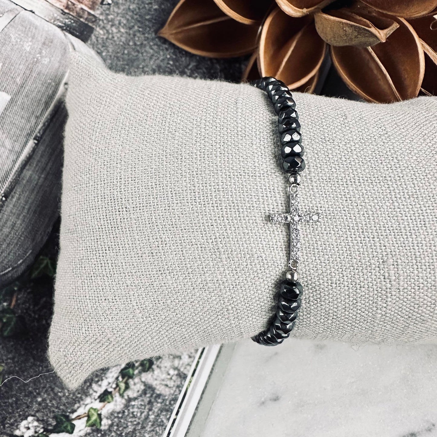 Armbånd Nikki hematite - Sterling silver kors - VIAMAJA.DK
