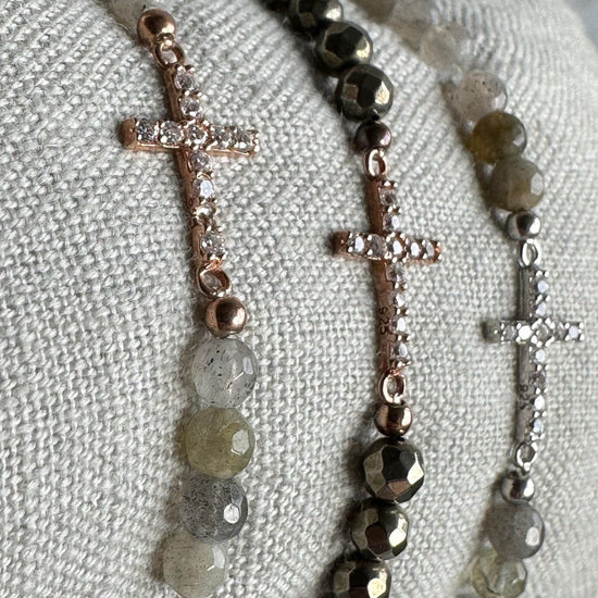 Armbånd Nikki pyrit Onyx - Forgyldt Sterling silver kors - VIAMAJA.DK