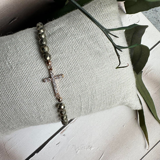 Armbånd Nikki pyrit Onyx - Forgyldt Sterling silver kors - VIAMAJA.DK