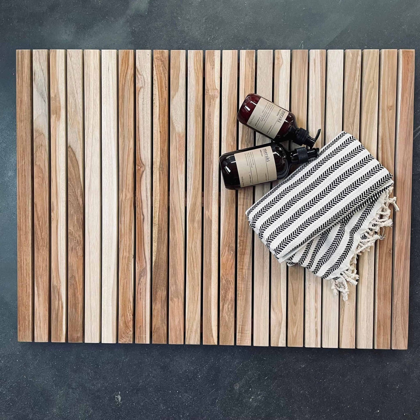 Bademåtte i Teak med gummifødder – 80X60cm - VIAMAJA.DK