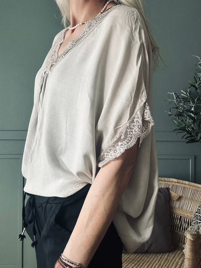 Bluse med blonde – Beige oversize - VIAMAJA.DK