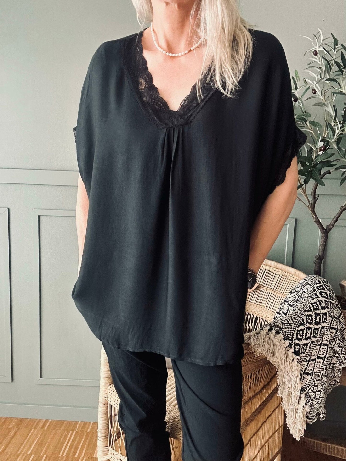 Bluse med blonde – Black oversize - VIAMAJA.DK
